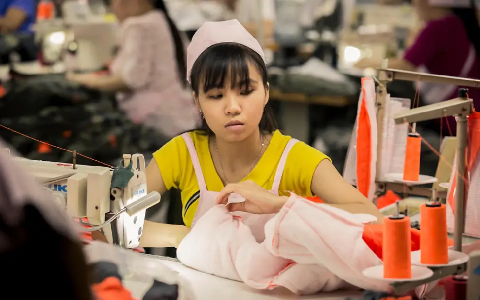 Mädchen aus Vietnam muss in einer Textilfabrik arbeiten. | © UNICEF/Viet Hung Vietnam: Mädchen arbeitet in einer Textilfabrik.