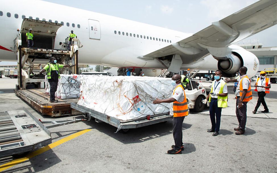 UNICEF: Am Flughafen in der Elfenbeinküste werden Corona-Impfstoffe entladen.