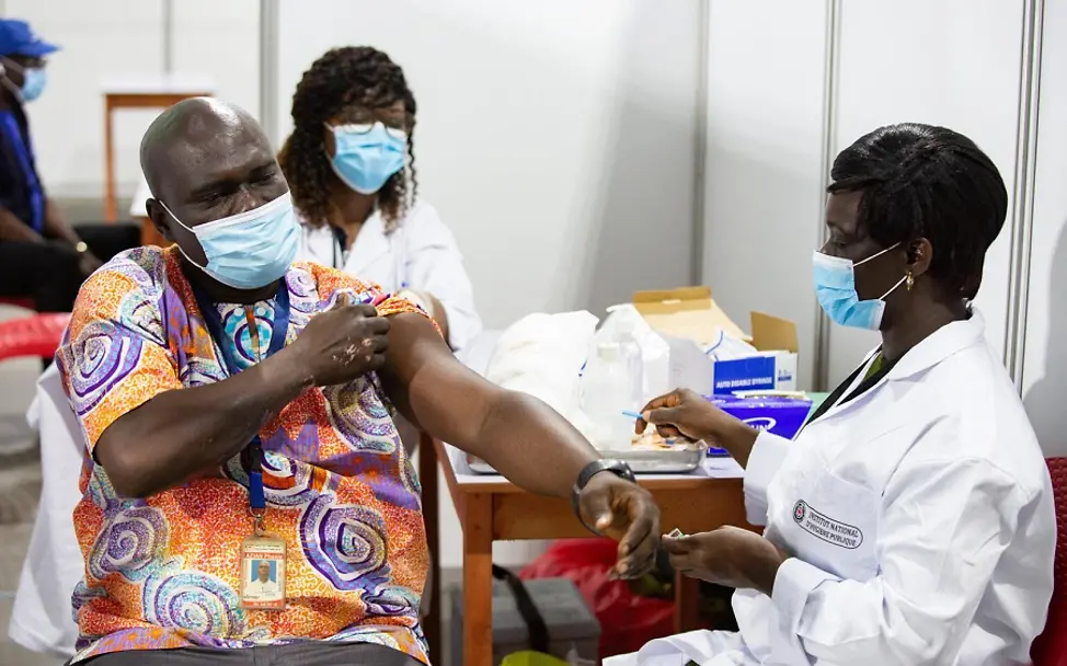 Impfen gegen Corona: Impfstart in der Elfenbeinküste. Helfen Sie mit einer Spende! | © UNICEF/COVAX/Miléquêm Diarassouba Impfen hilft Ländern mit schwachen Gesundheitssystemen: Ein Gesundheitshelfer erhält eine Impfung gegen Covid-19.
