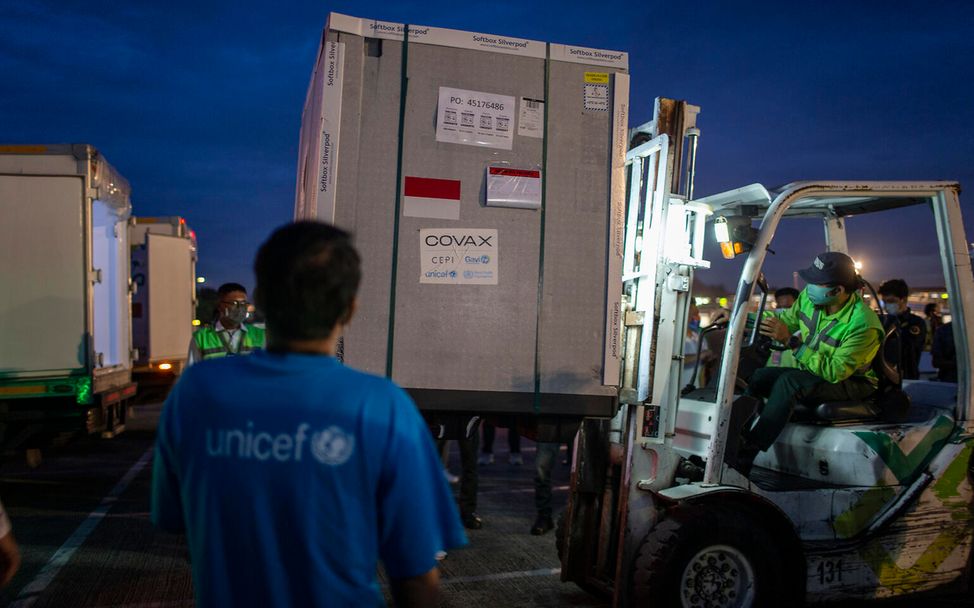 Indonesien: Ein UNICEF-Mitarbeiter in Indonesien beim Transport von Corona-Impfstoffen.