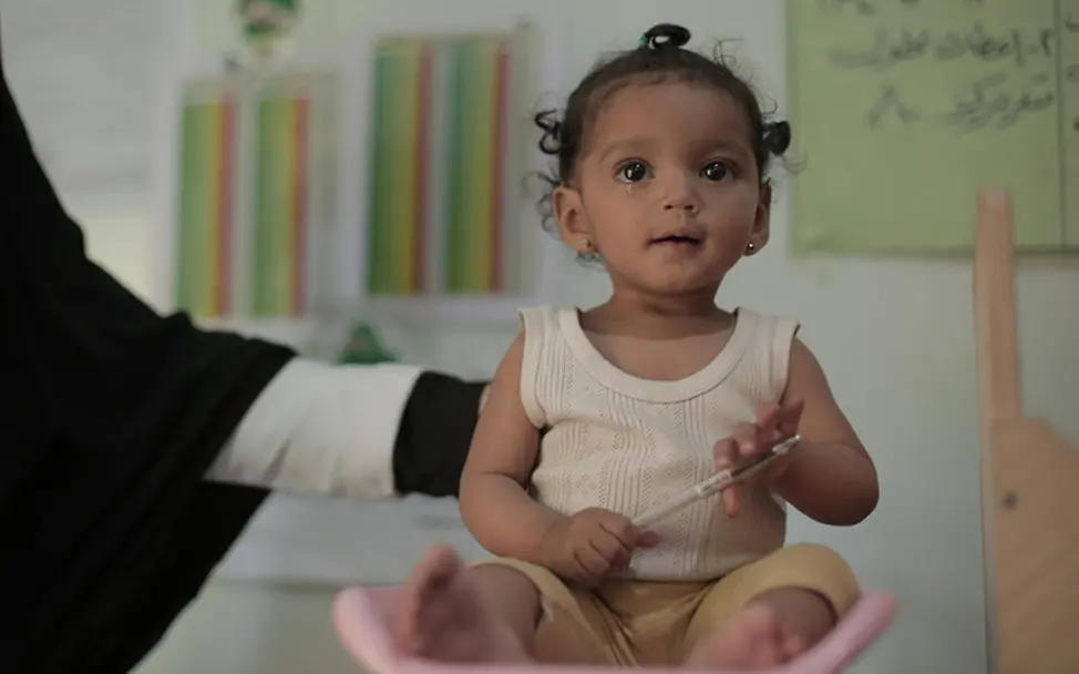 Spenden für Nothilfe im Jemen: Das mangelernährte Baby Nour wird gewogen | © UNICEF/Abaidi Jemen spenden: Ein Baby sitzt in einem Krankenhaus auf einer Waage.