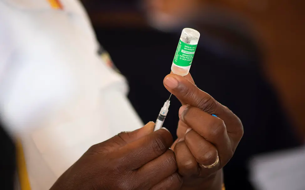 UNICEF: Eine Gesundheitshelferin zieht eine Spritze mit Corona-Impfstoff auf. | © UNICEF/Bongyereirwe UNICEF: Eine Gesundheitshelferin zieht eine Spritze mit Corona-Impfstoff auf.