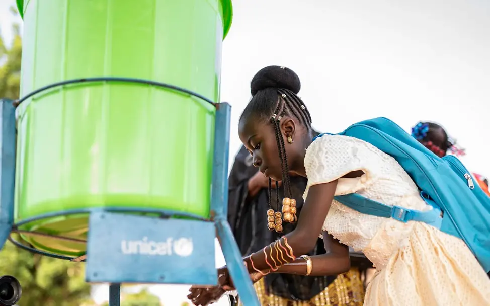 UNICEF hat Wasser und Seife zum Händewaschen bereitgestellt. | © UNICEF/Haro UNICEF hat Wasser und Seife zum Händewaschen bereitgestellt.