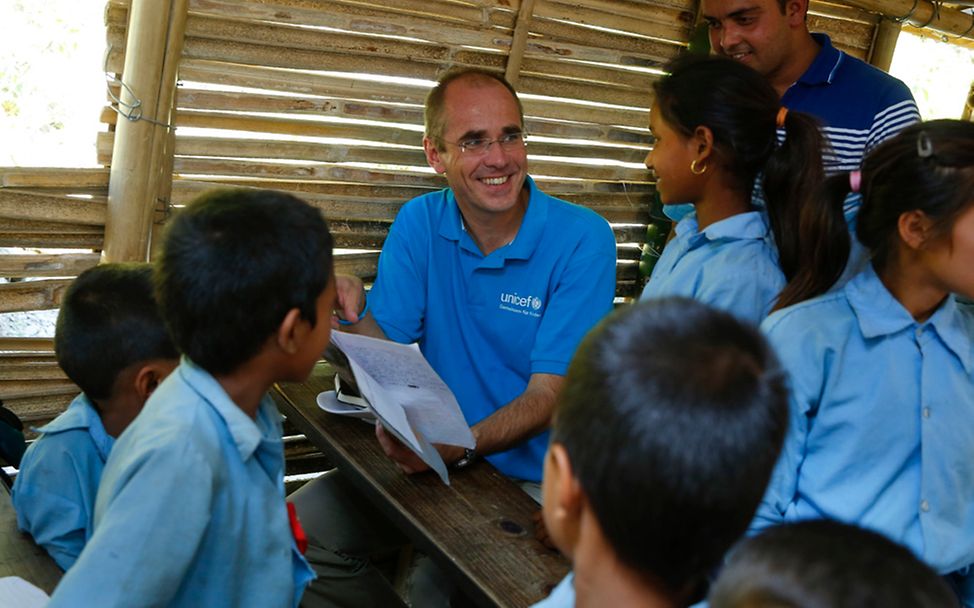 Nepal Erdbeben: UNICEF-Geschäftsführer Christian Schneider besucht Kinder