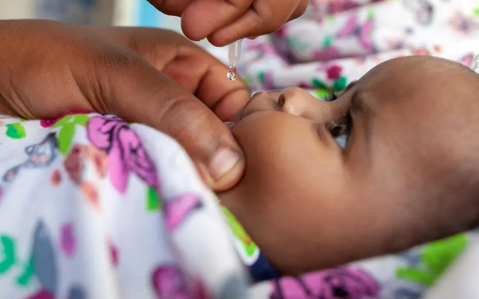 Somalia: Polio-Impfung | © UNICEF/Naftalin Somalia: Baby erhält Schluckimpfung gegen Polio