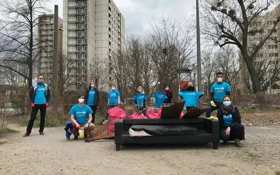 Gruppenbild Müllsammelaktion (c) Tina Schubert, UNICEF-AG Dresden Neuer Inhalt