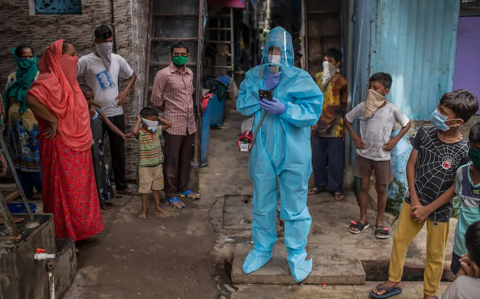 Indien Corona: Ein UNICEF-Helfer klärt über die Gefahren des Coronavirus auf. | © UNICEF/Singh Indien Corona: Ein UNICEF-Helfer klärt über die Gefahren des Coronavirus auf.