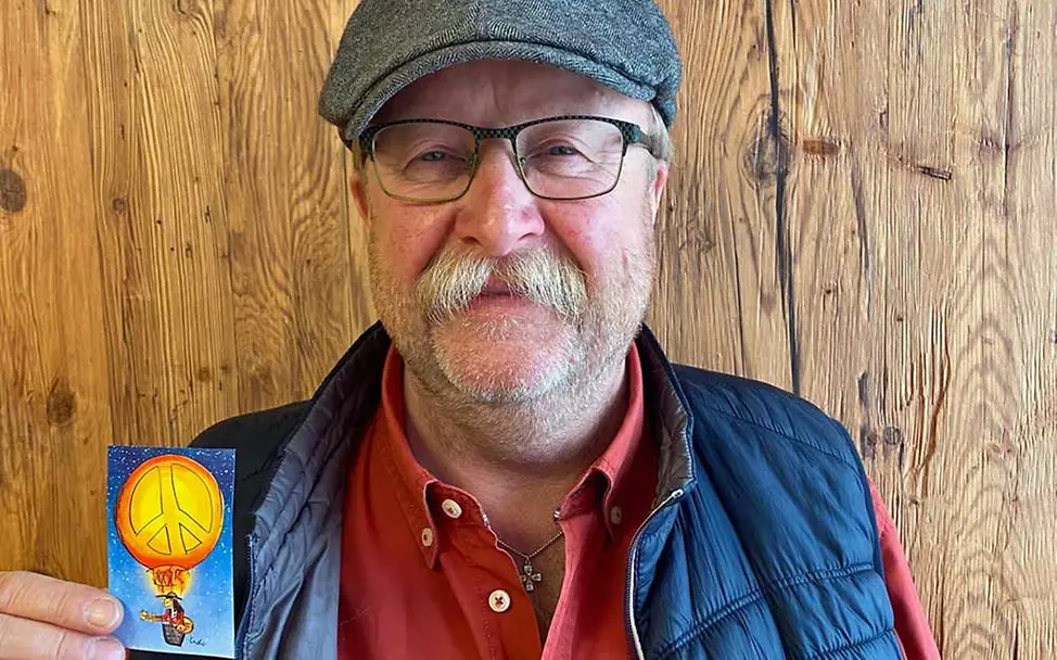 Grußkarten-Fan Ulrich Schray zeigt eine von Udo Lindenberg gestaltete UNICEF-Karte. | © U. Schray Ulrich Schray