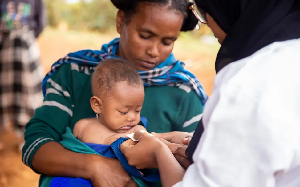 Madagaskar 2019: Hunger in Afrika | © UNICEF/Ralaivita Magaskar 2019: Bei einem Kind mit Mangelernährung wird der Armumfang gemessen