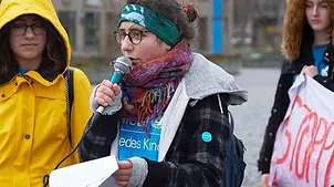 Martha aus Dresden ist Teil eines UNICEF-JuniorTeams. Martha während einer Aktion mit dem UNICEF-JuniorTeam