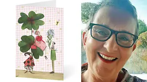 Sonja Leidel-Martens schreibt gerne UNICEF-Karten um danke zu sagen. | © UNICEF / S. Leidel-Martens Sonja Leidel-Martens und eine ihrer Lieblings-UNICEF-Grußkarten mit Blumenmotiv.