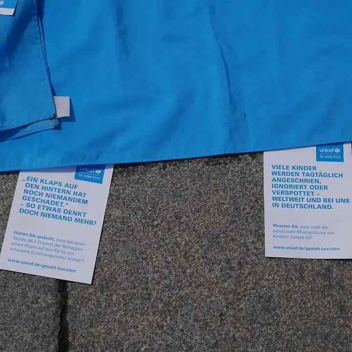 Fakten über Gewalt gegen Kinder unter einem Teppich P1060551