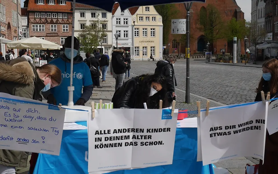 Bild von Straßenstand zur Aktion #endviolence P1060568