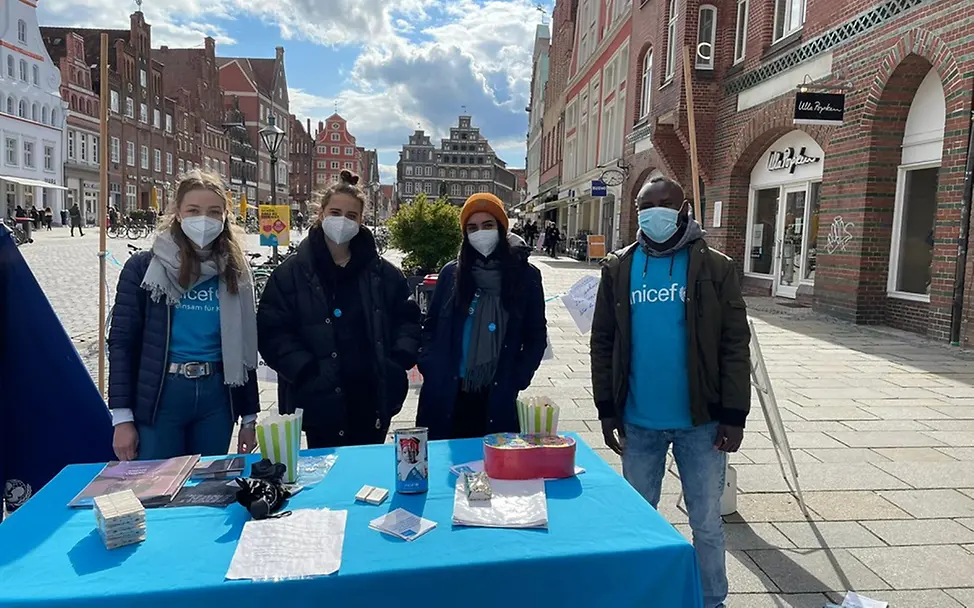 Gruppenbild der Unicef-Gruppe am Infostand 0b2cd5ad-cc30-41e3-a218-10df88798359