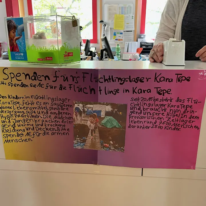Maries Plakat zum Spendenaufruf der Klasse 8c für Kinder in Kara Tepe Neuer Inhalt