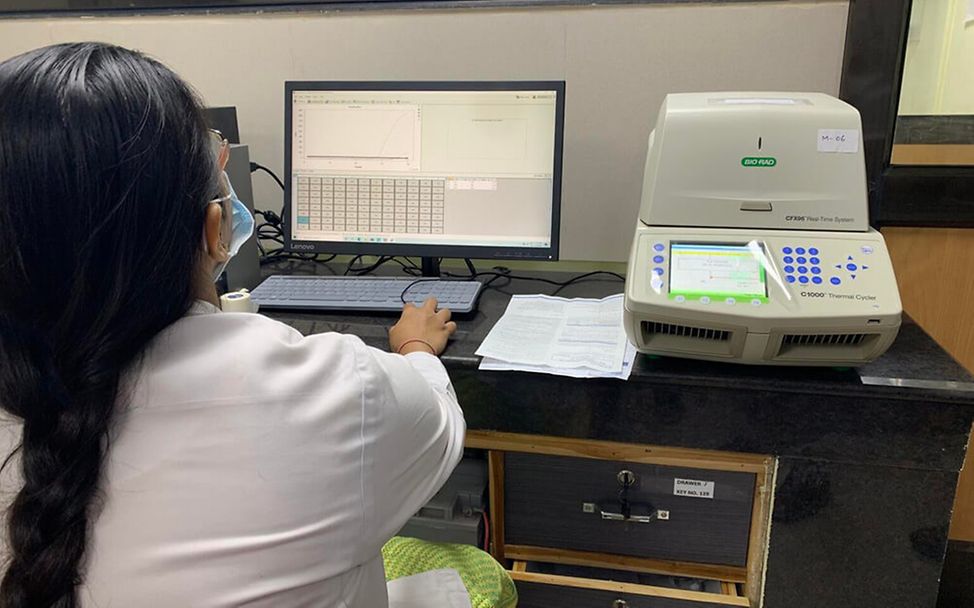 Eine PCR-Maschine für Coronatests steht in Raipur in Indien