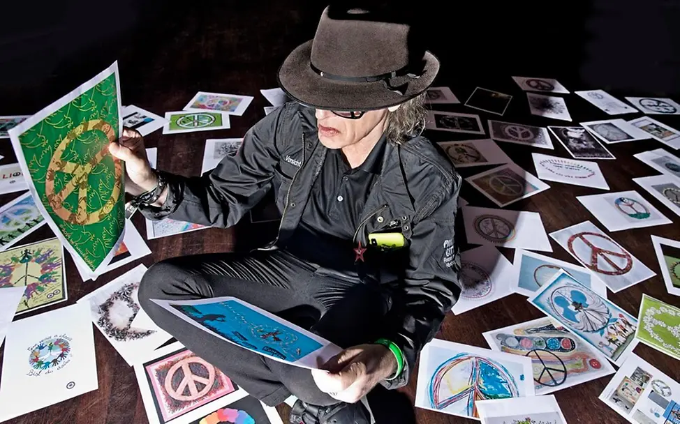 Udo Lindenberg bestaunt die Ergebnisse der Peace-Zeichen-Aktion. | © Tine Acke Udo Lindenberg bestaunt die Ergebnisse der Peace-Zeichen-Aktion.