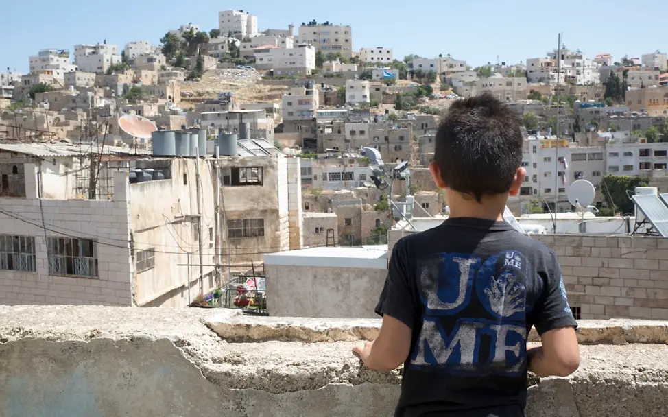 Nahostkonflikt: Kinder im Gazastreifen | © UNICEF/Izhiman Nahostkonflikt: Junge in Palästina blickt auf Stadt Hebron