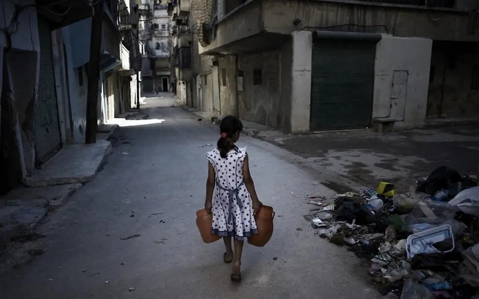 Syrien: Wasser als Waffe | © UNICEF/Romenzi Syrien: Ein Mädchen trägt einen Kanister mit Wasser durch die Straßen von Aleppo.