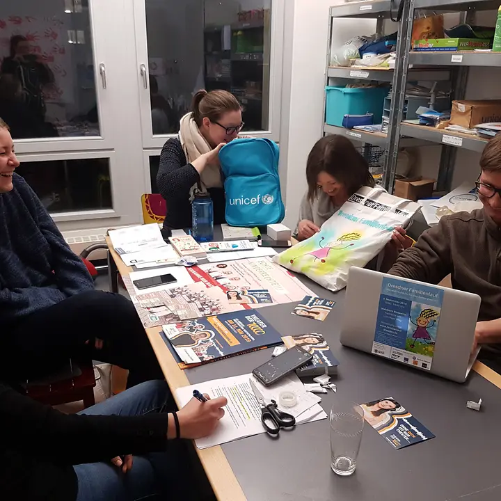 Im Büro der UNICEF AG Dresden Im Büro der UNICEF AG Dresden