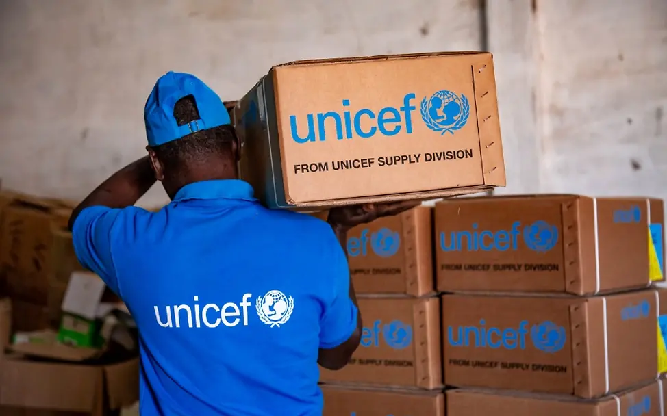 Mauretanien 2020: Warenlager mit UNICEF-Hilfsgütern | © UNICE/Pouget Warenlager in Mauretanien: Ein UNICEF-Mitarbeiter transportiert Hilfsgüter.