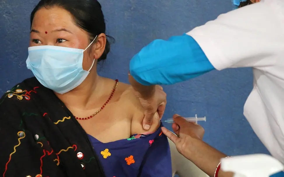 Nepal 2021: Covid-19-Impfungen | © UNICEF/Shrestha Nepal: Gesundheitspersonal und Frontline-Mitarbeiter erhalten Covid-19-Impfung