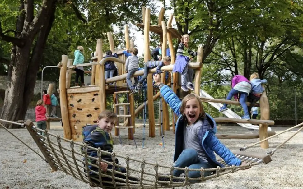 Spielplätze sorgen für ein kinderfreundliches Wohnumfeld. | © Stadt Regensburg Eine Gruppe von Kindern spielt auf einem Spielplatz am Klettergerüst.