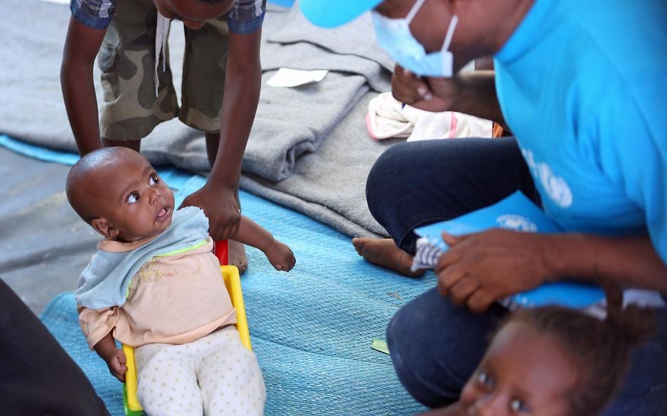 Hunger in Äthiopien: Ein Baby in einer spielfreundlichen Zone sieht einen UNICEF-Helfer skeptisch an. 