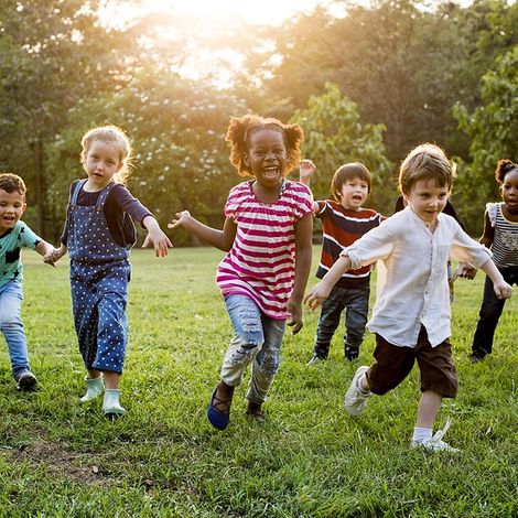 Bundestagswahl 2021: Kinder rennen lachend über eine Wiese