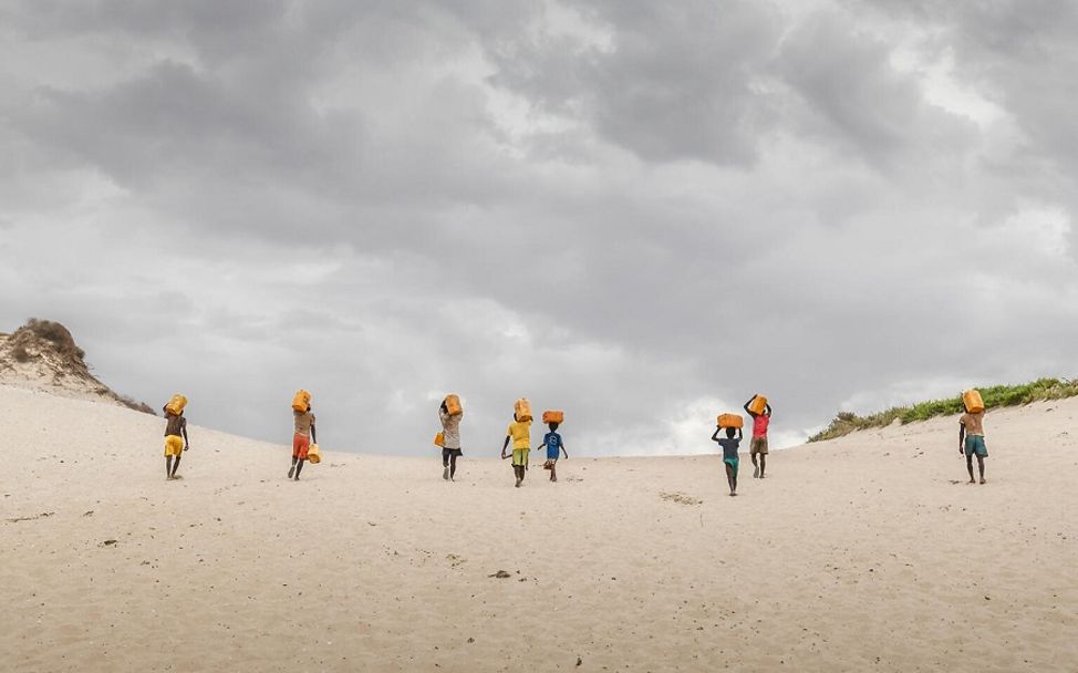 Die Familie muss sieben Kilometer weit gehen, um Wasser zu holen.