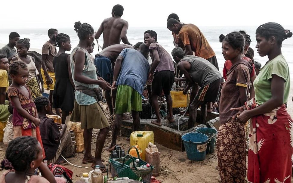 Die Mehrheit der Bevölkerung von Maroalipoty kommt zu diesem Brunnen.