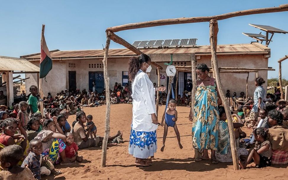 Die Kinder werden im Gesundheitszentrum gewogen und gemessen.