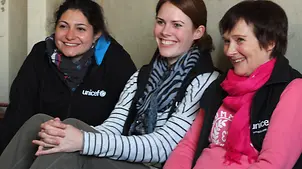 Susanne Srowig und ihre Familie unterstützen die Arbeit von UNICEF. | © Stefan Findel Engagement für UNICEF: Susanne Srowig und ihre Tochter Tina während einer UNICEF-Projektreise.