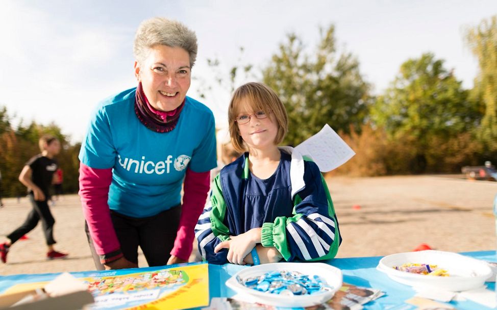 Die UNICEF-Gruppe vor Ort ist mit einem Infostand dabei. 