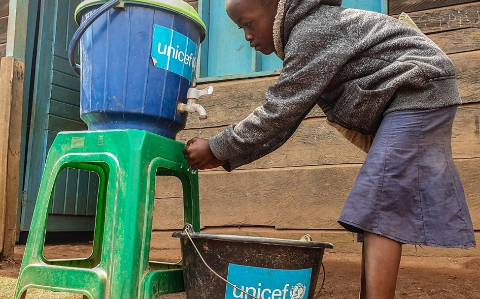 Demokratische Republik Kongo: Ein Mädchen wäscht sich vor dem Unterricht die Hände mit Wasser.