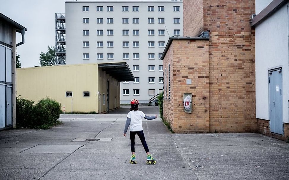 Flüchtlingsheim: Joudi, 11, ist auf Rollschuhen unterwegs.