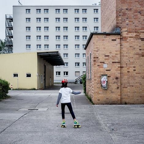 Flüchtlingsheim: Joudi, 11, ist auf Rollschuhen unterwegs.