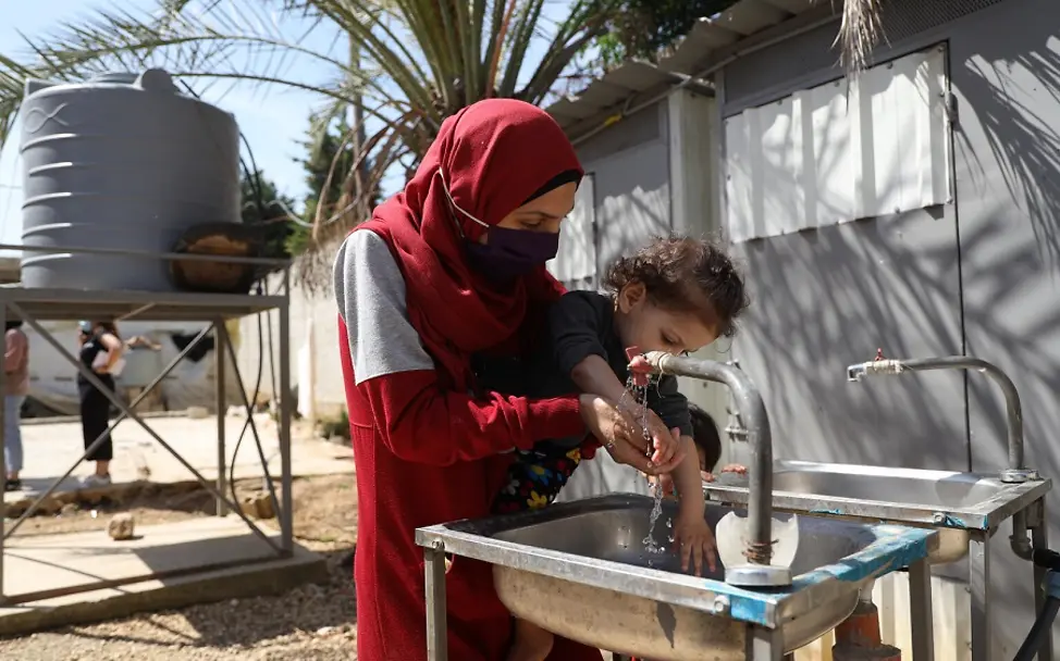 Libanon 2021 | © UNICEF/Haidar Libanon: Mutter wäscht sich mit Tochter über improvisierten Waschbecken die Hände.
