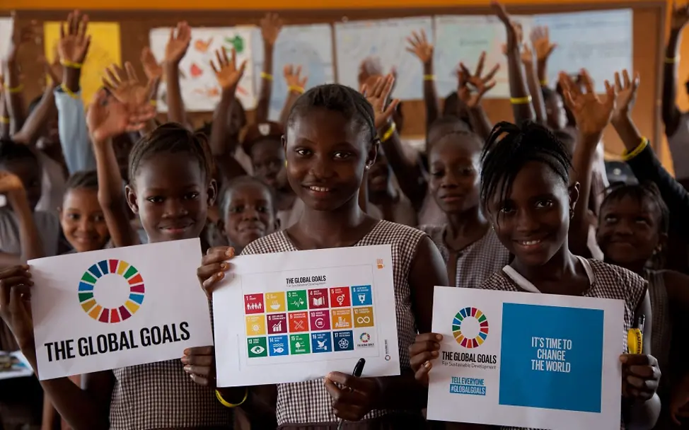 Kein Kind darf zurückgelassen werden | © UNICEF Sierra Leone/2015/Indrias G Kassay Kinder halten Grafiken zu den nachhaltigen Entwicklungszielen hoch.