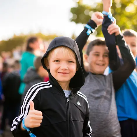 Kinder haben gute Laune beim Schülerlauf. | © UNICEF/Ressel Deutschland: Kinder freuen sich beim Schülerlauf.