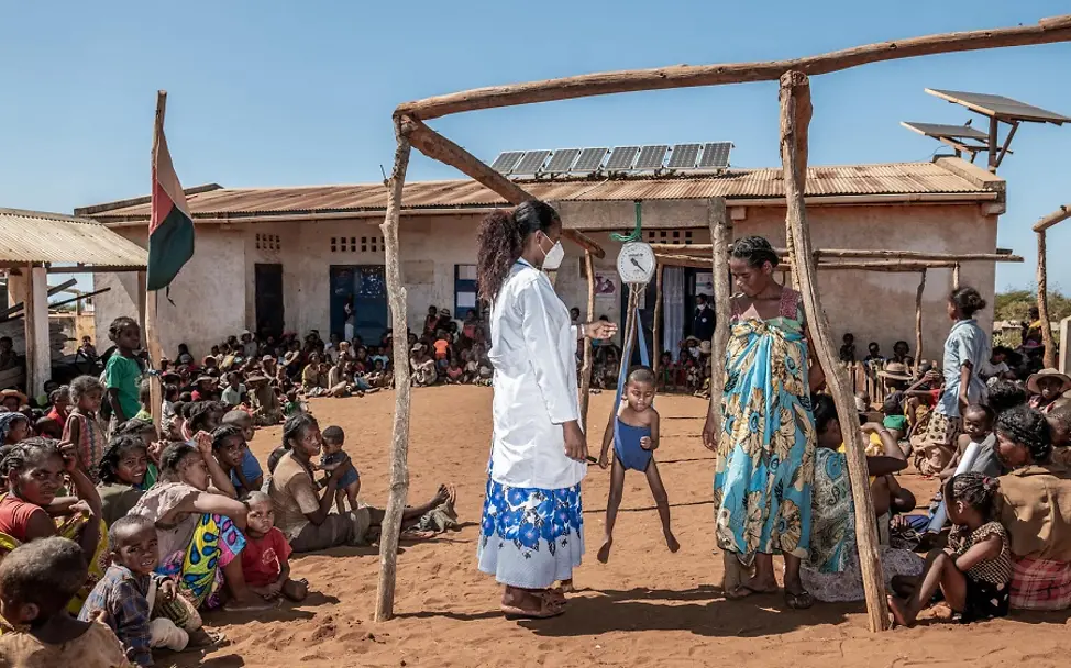 Mangelernährung bedroht Kinder in Madagaskar | © UNICEF/Andrianantenaina Gesundheitshelferin Fabrina wiegt einen kleinen Jungen, festzustellen ob sein Gewicht ok ist.