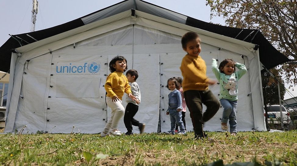 Afghanistan: Kinder spielen vor einem Hochleistungszelt