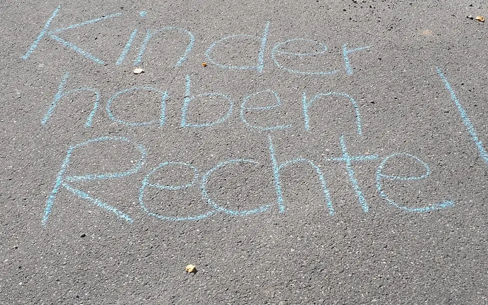 Kinder haben Rechte gemalt mit Straßenkreide Kinder haben Rechte gemalt mit Straßenkreide