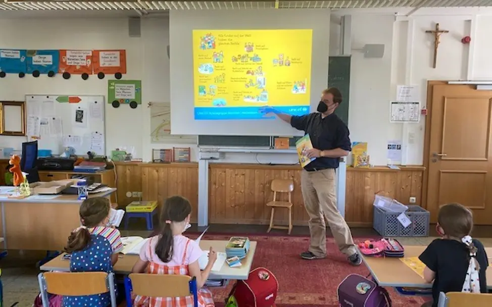Alexander Wölfel hält eine Kinderrechtestunde an der Grundschule Oberhaching. Leseaktion_GS Oberhaching_Juli 2021