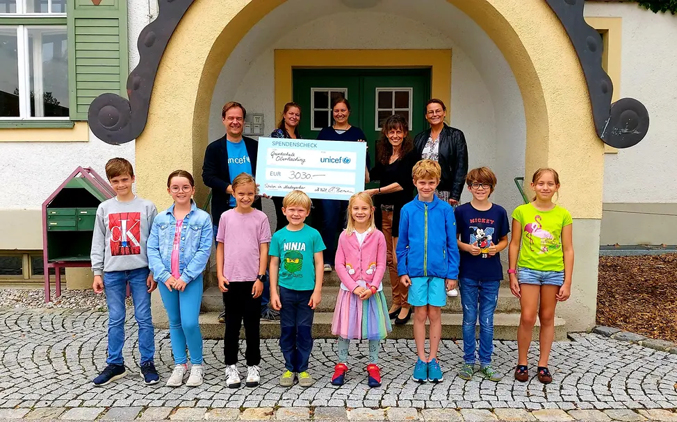 Scheckübergabe an der Grundschule Oberhaching. Scheckübergabe_GS Oberhaching_Juli 2021