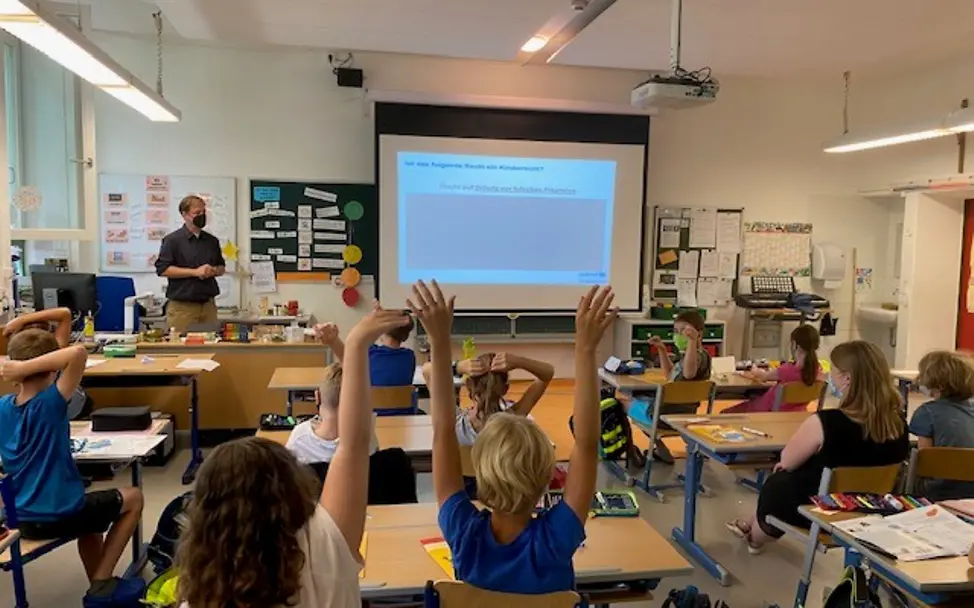 Spielerische und auf altersgemäße Art verschafft Alexander Wölfel einen Überblick über Kinderrechte und die weltweite Arbeit von UNICEF. Leseaktion_GS Oberhaching_Juli 2021_2