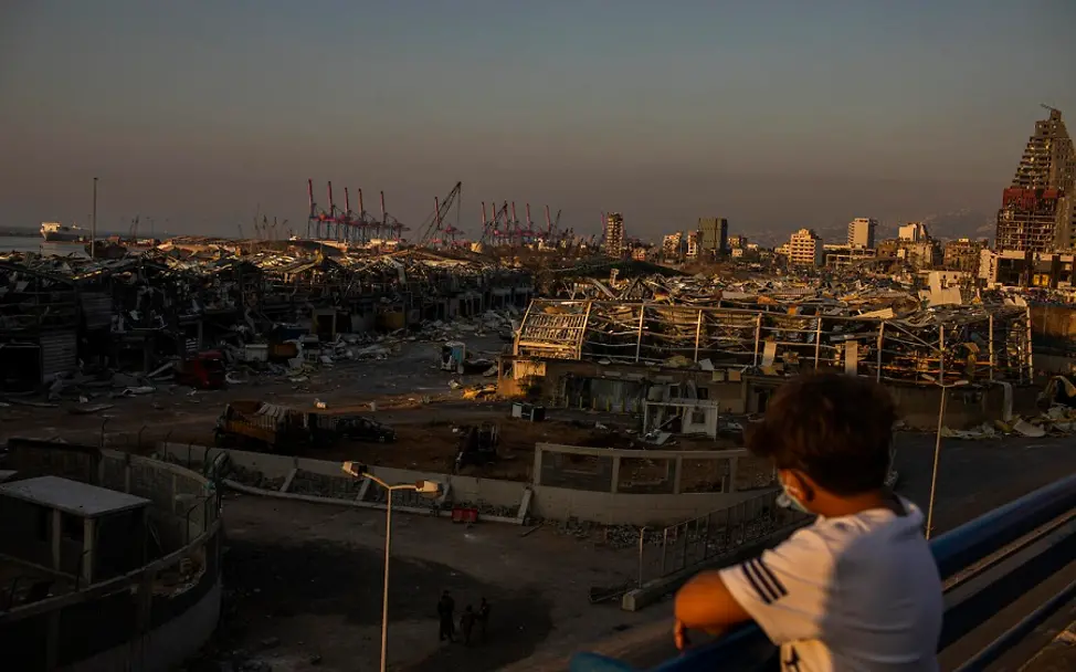 Explosion in Beirut: Ein Jahr danach | © UNICEF/Ibarra Sanchez Explosion in Beirut: Ein Junge blickt auf den zerstörten Hafen in Beirut, Libanon.
