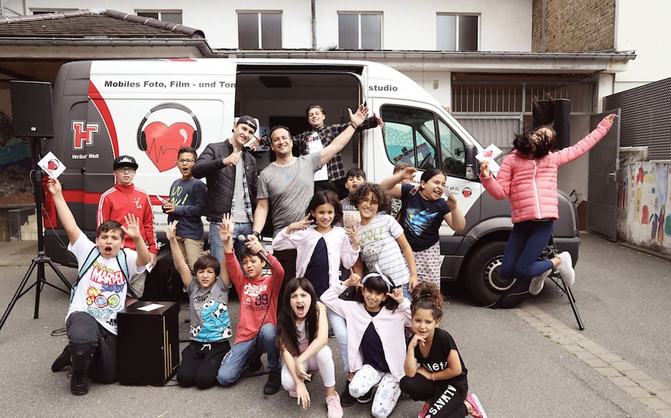 Das Team von Heartbeat Edutainment ist mit seinem Bus unterwegs © Sofia Aidonopoulou/Heartbeat Edutainment