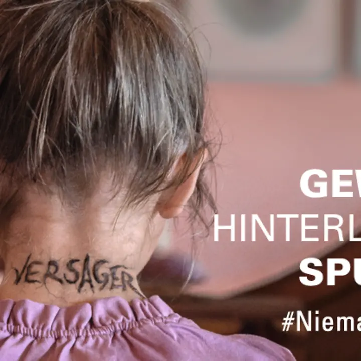 auf dem Nacken eines Mädchen stehen die Worte Versager || Gewalt hinterlässt Spuren Aktion Niemals Gewalt