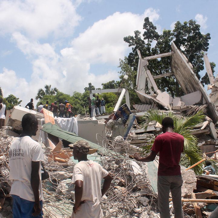 Erbeben Haiti Nothilfe: Menschen stehen nach dem Unglück vor den Überresten eines Hotels